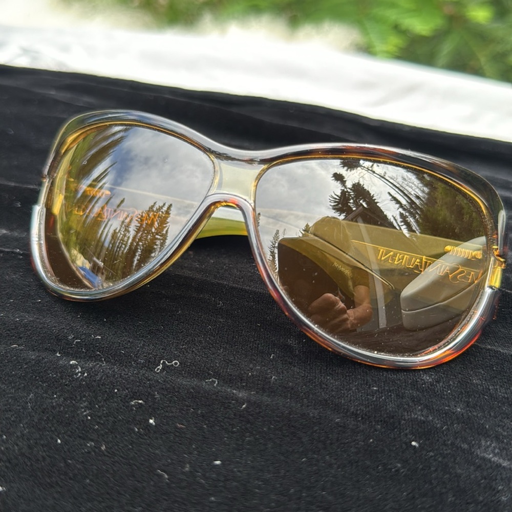 VTG Yves Saint Laurent Tortoise Shell and Gold woman’s Sunglasses with Case - Picture 5 of 8